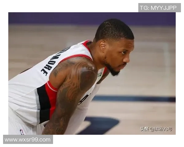 利拉德比赛中细节动作引发球迷热议引发广泛关注与讨论